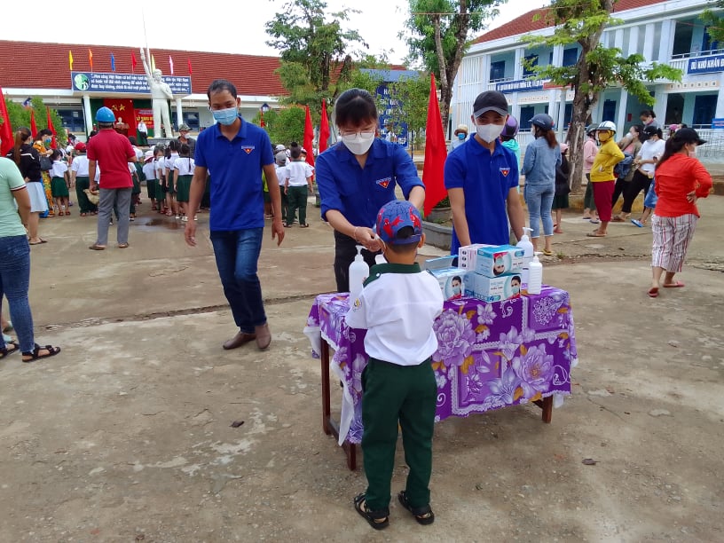 Bình  Quế:  Tuyên truyền, hướng dẫn các em học sinh phòng chống dịch trong ngày tựu trường