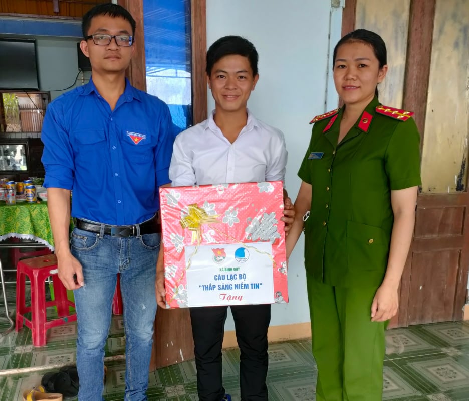 Đoàn xã Bình Quý thăm và tặng quà thanh niên hoàn lương