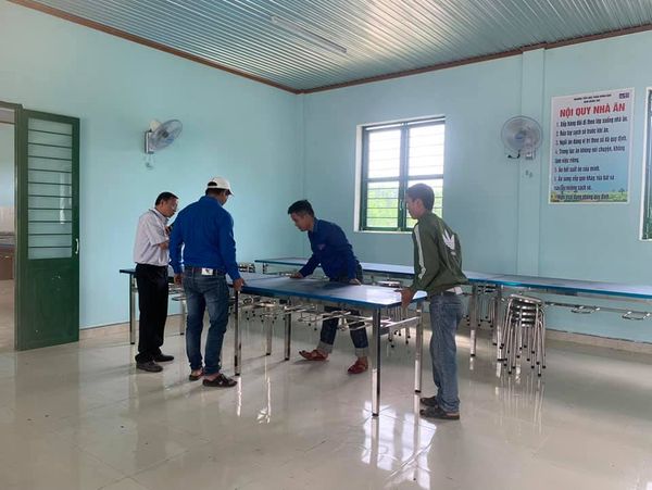 Bình Phú hổ trợ sắp xếp bàn ghế khu bán trú trường TH Trần Hưng Đạo