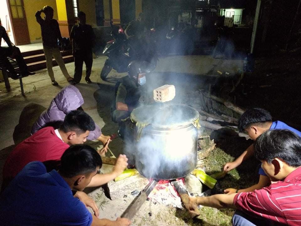 Đoàn thanh niên xã Bình ĐÀo tổ chức nấu bánh té, và trang trí, đặt hoa trên nghĩa trang liệt sĩ xã.ang trí