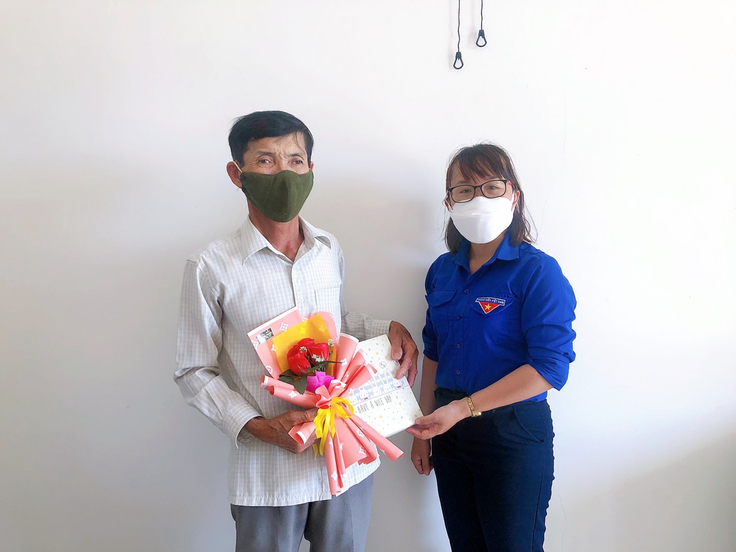 tang qua can bo doan