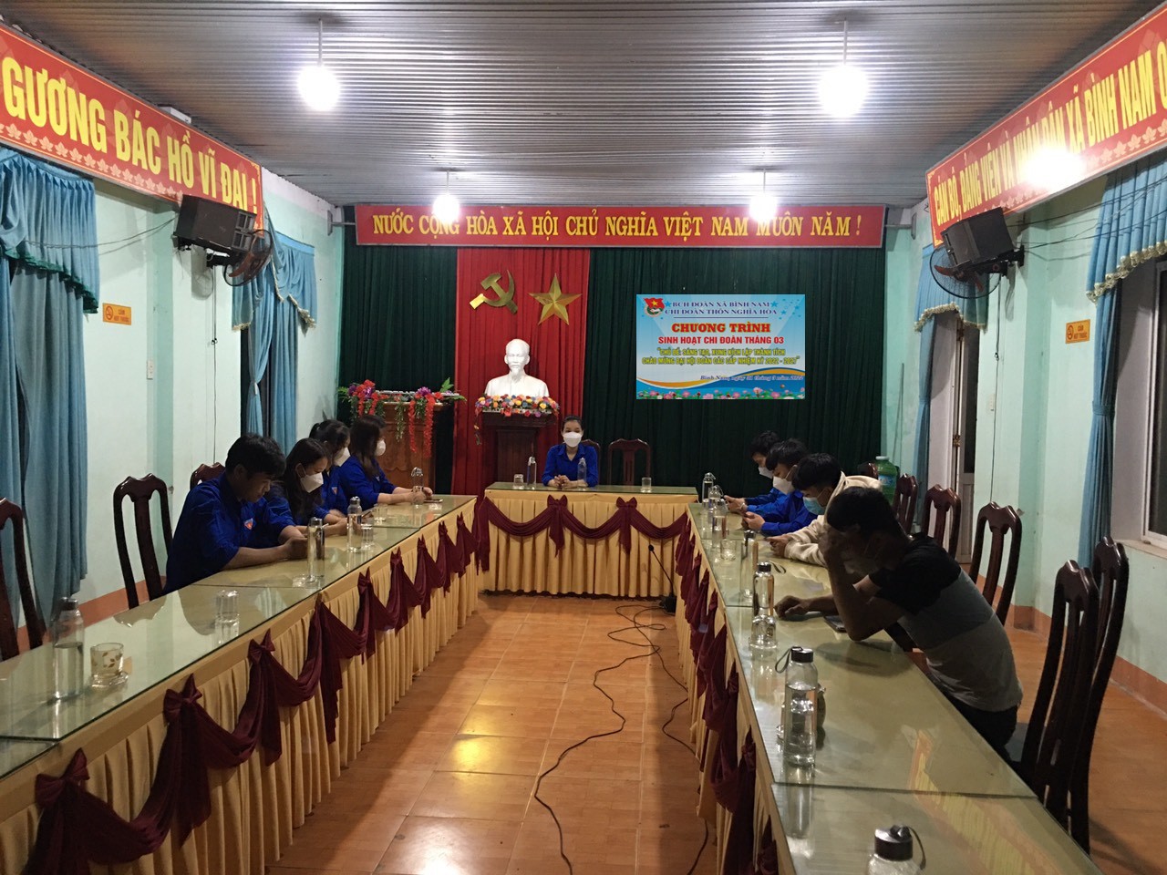 hình ảnh đoàn viên thanh niên tham gia sinh hoạt chi đoàn.