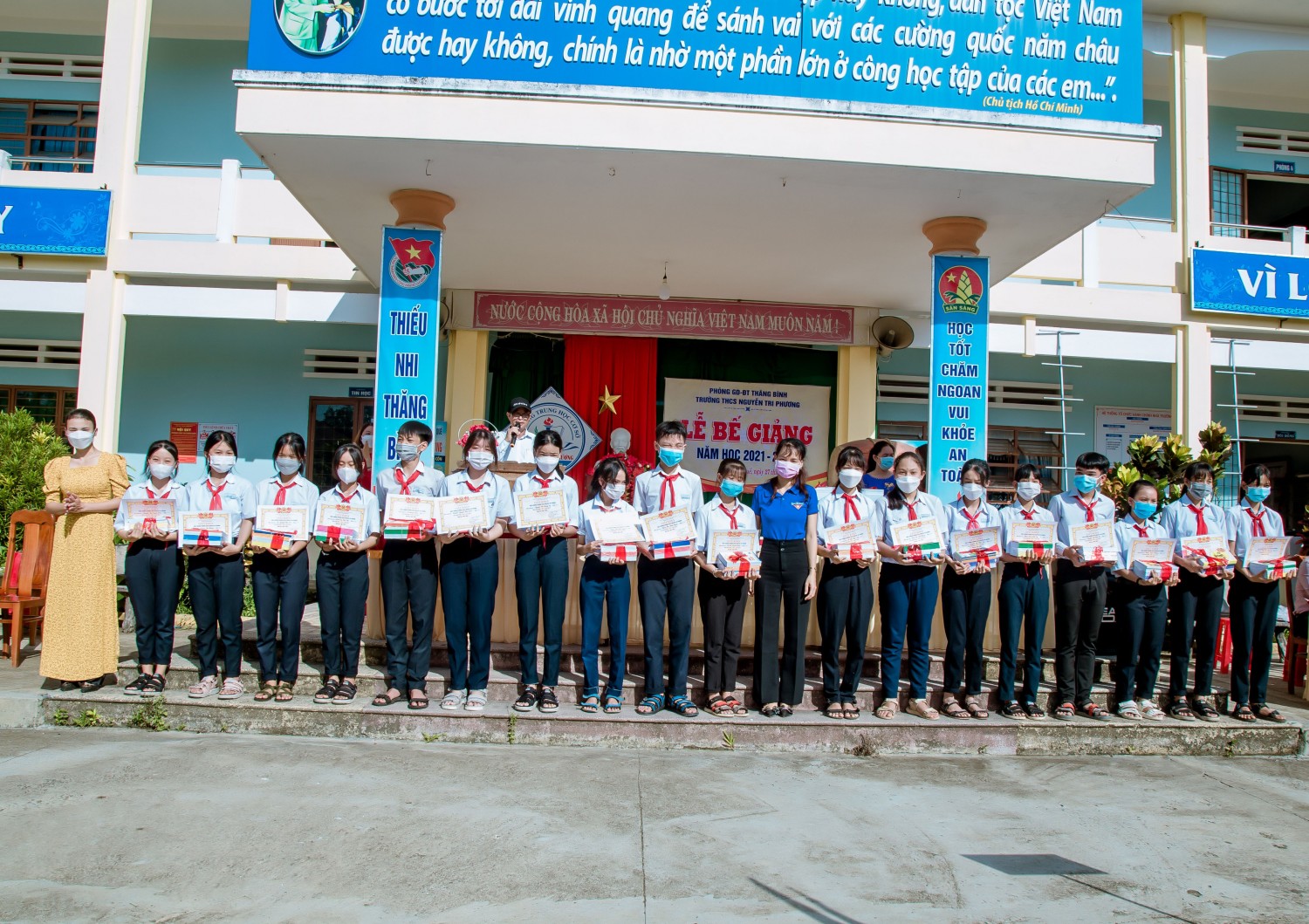 Đoàn xã Bình Quế tặng quà cho các em học sinh có hoàn cảnh khó khăn vượt khó học tập