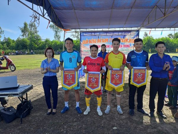 Tặng cờ lưu niệm cho các đội bóng