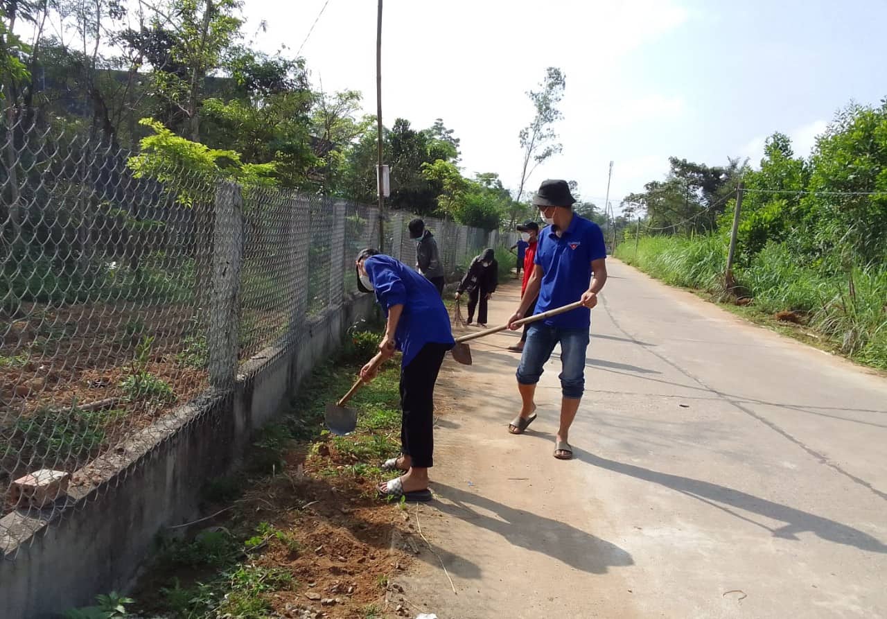 Bình Quế: Hưởng ứng chương trình ngày chiến sĩ tình nguyện chung tay xây dựng nông thôn mới