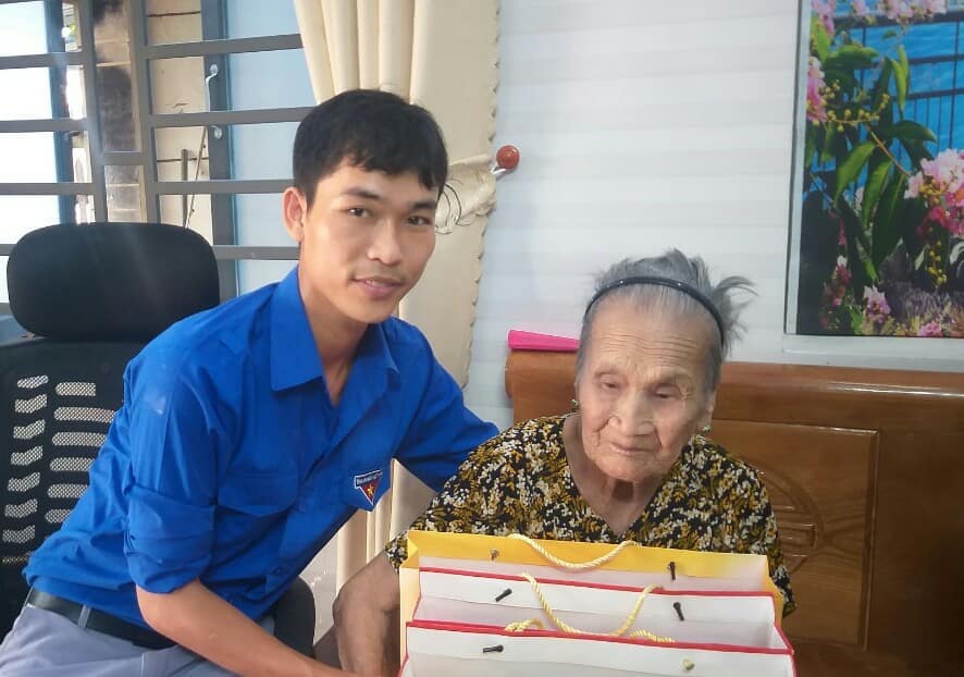 Đoàn xã Bình Tú thăm hỏi sức khỏe Mẹ VNAH Hồ Thị Đường