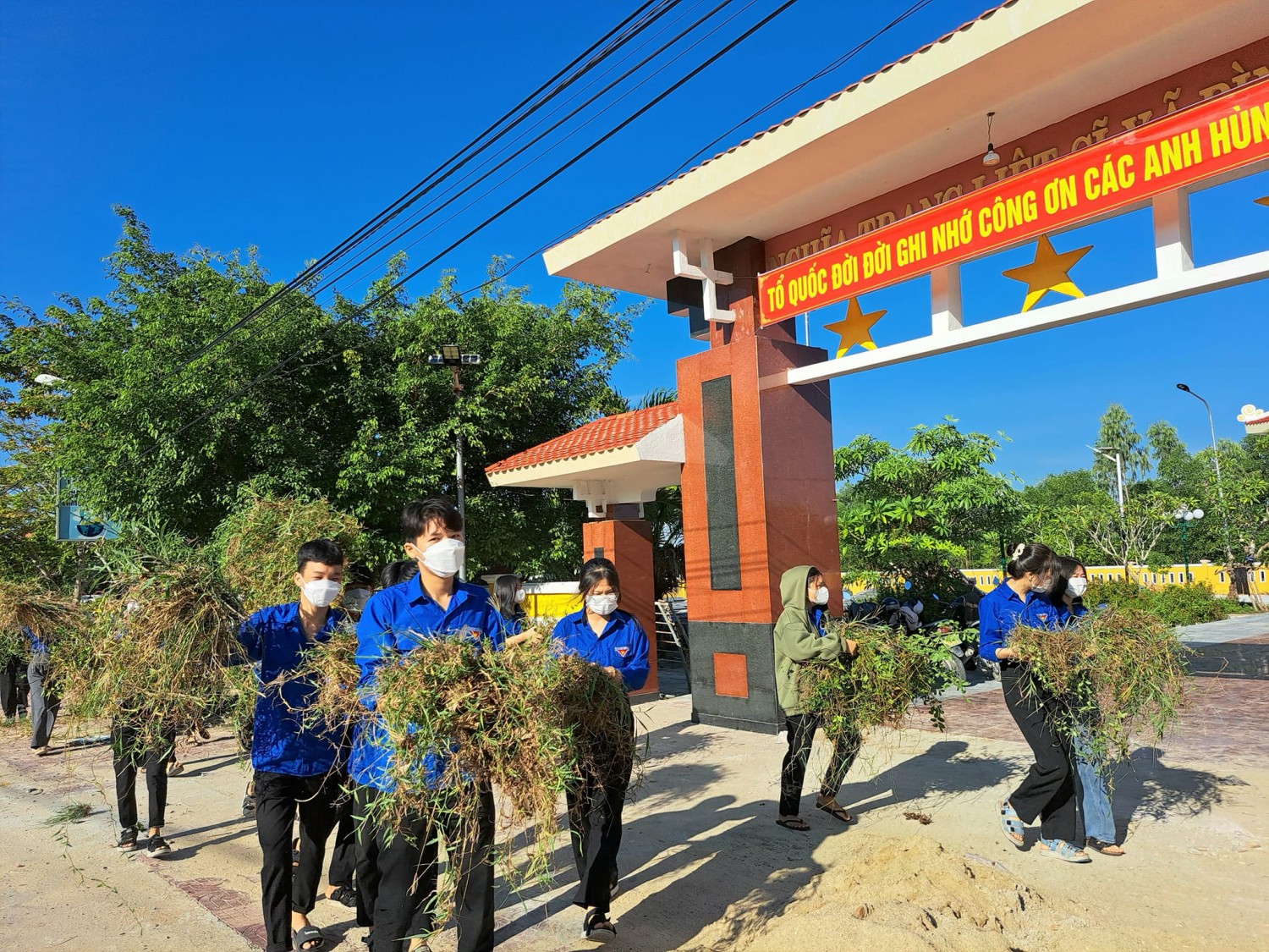 Đoàn xã Bình Quý ra quân Ngày chủ nhật xanh lần 3 năm 2022