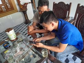 Đoàn thanh niên xã Bình Quế ra quân tuyên truyền hướng dẫn người dân cài đặt ứng dụng sổ sức khỏe điện tử