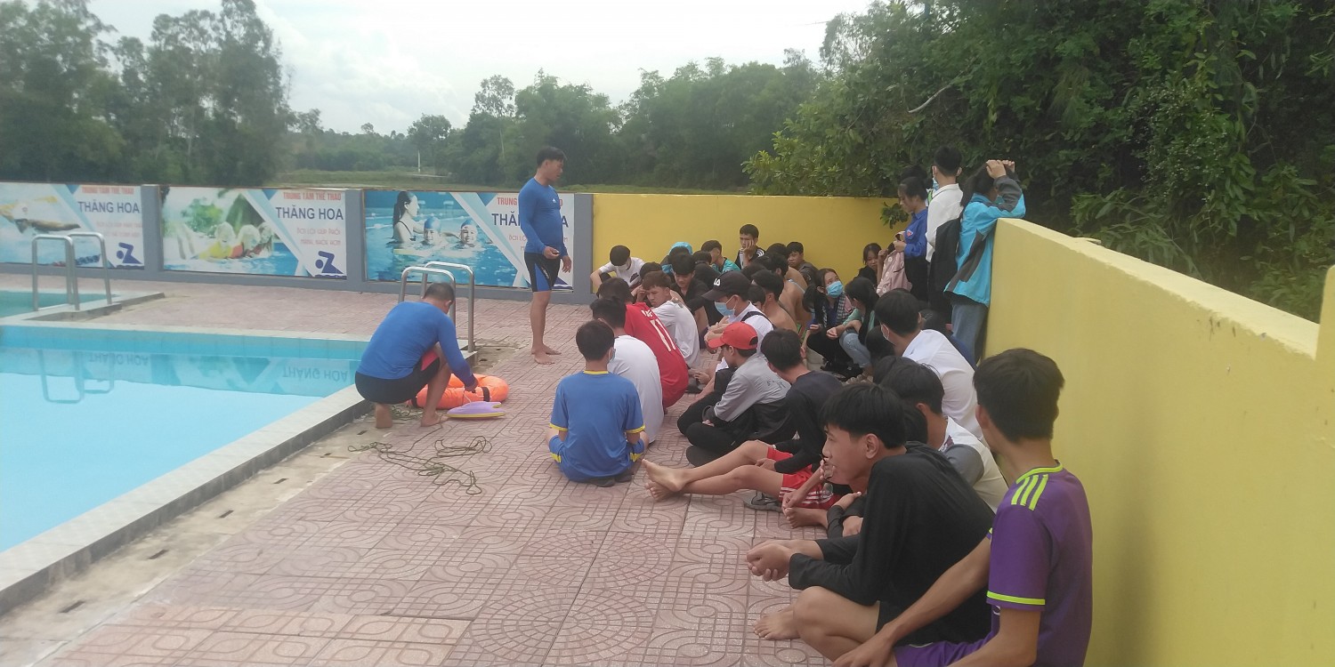 Trường THPT Nguyễn Thái Bình tổ chức hoạt động ngoại khoá huấn kỹ năng ứng phó tai nạn gây thương tích và phòng chống đuối nước năm học 2021 - 2022