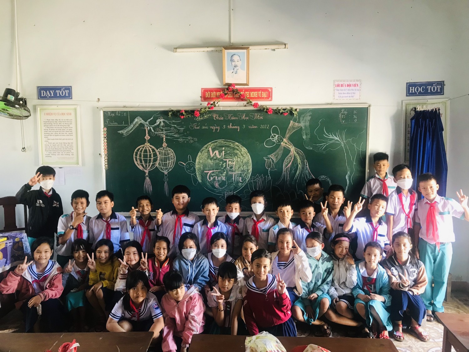 Liên đội trường Tiểu học  Phù Đổng tổ chức " Vui tết Trung thu năm 2022.