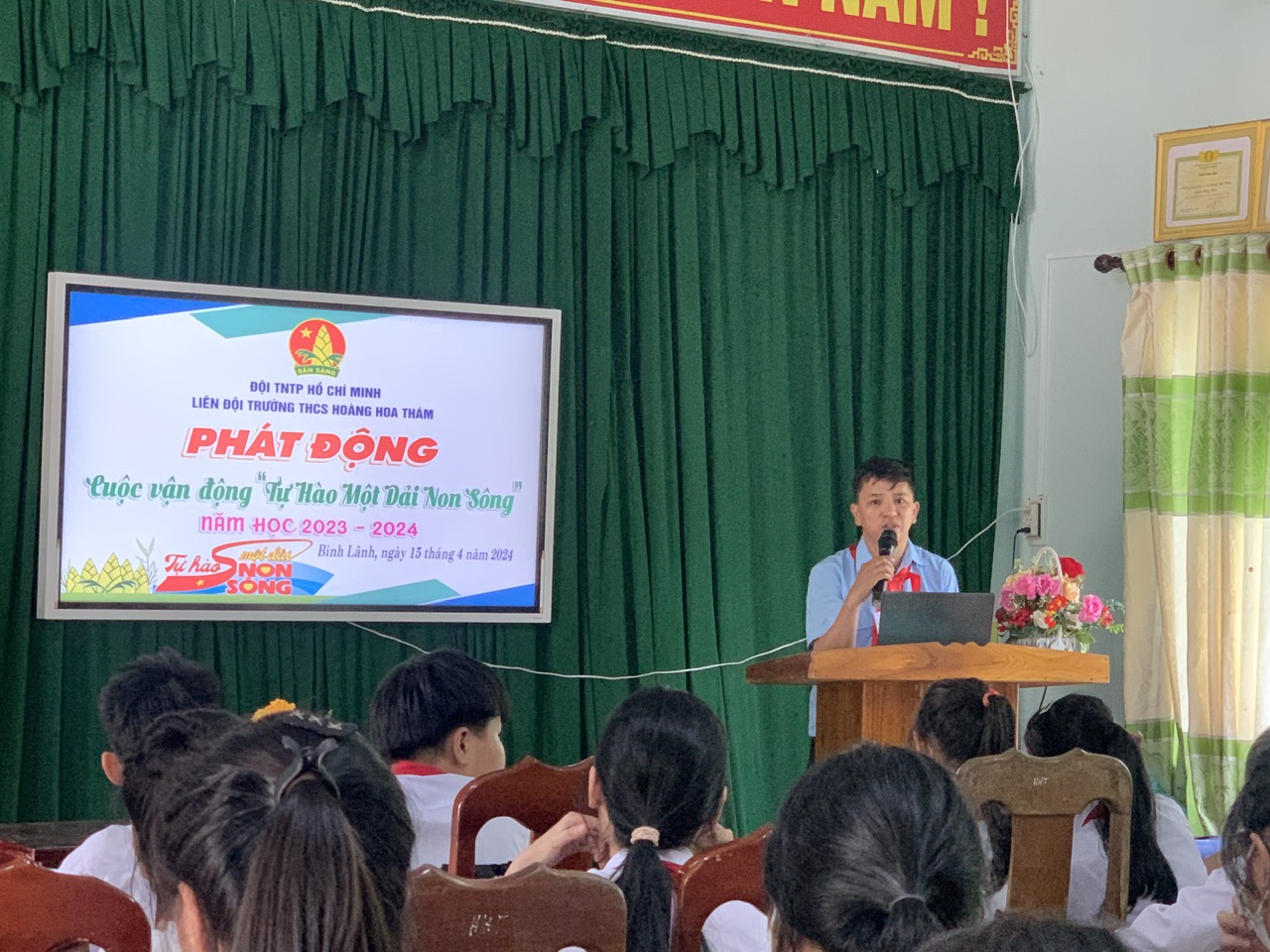 Liên đội trường THCS Hoàng Hoa Thám phát động cuộc vận động "Tự hào một dải non sông" năm học 2023-2024